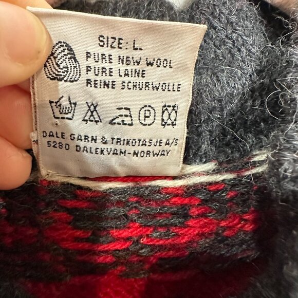 DALE of NORWAY Men's Haukeli Pure Wool Sweater Size Large Red Pewter Clasp - Picture 9 of 11
